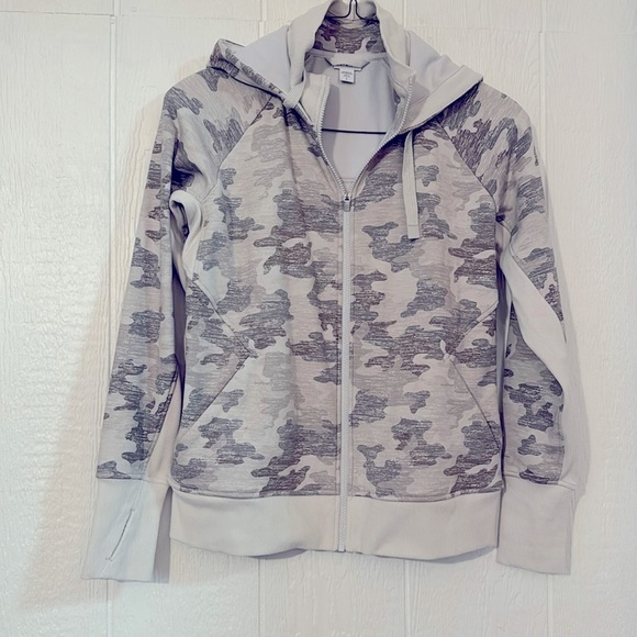 Athleta Tops - Athleta light gray camo triumph hoodie size large